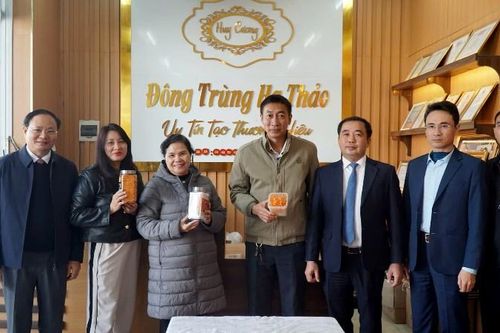 Bộ trưởng Bộ Nông nghiệp và Môi trường thăm Cơ sở Đông trùng hạ thảo Huy Cương
