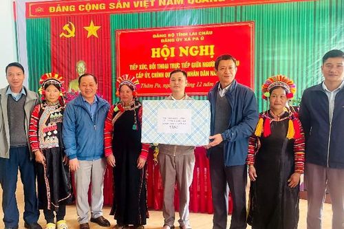 Lãnh đạo xã Pa Ủ đối thoại trực tiếp với nhân dân bản Thăm Pa