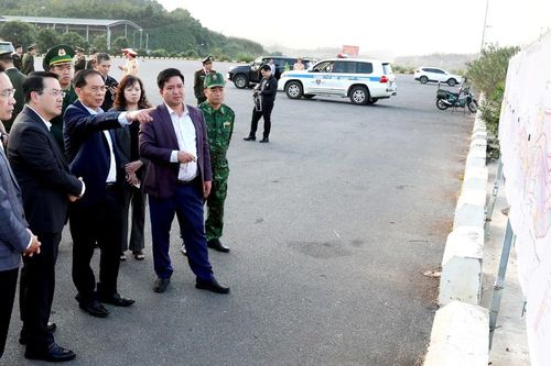 Phó Thủ tướng Bùi Thanh Sơn kiểm tra khu Cửa khẩu Kim Thành và công trình thi công cầu đường bộ vượt sông Hồng tại Bát Xát