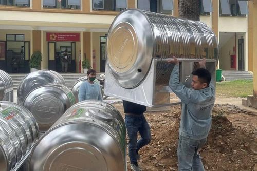 Xã Phúc Lợi hỗ trợ 32 téc nước cho hộ nghèo năm 2025