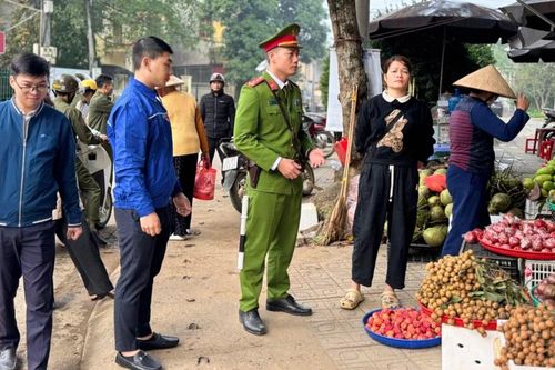 Công an xã Trấn Yên ra quân lập lại trật tự hành lang an toàn giao thông