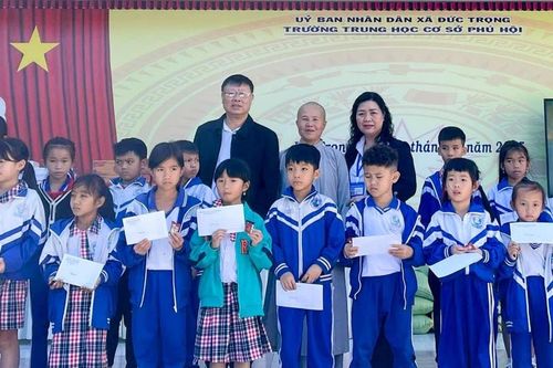 Trao quà, học bổng cho học sinh nghèo vượt khó ở Đức Trọng