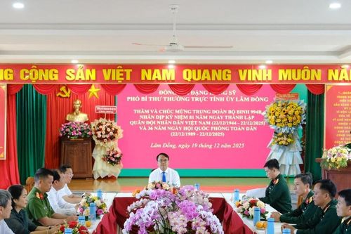 Phó Bí thư Thường trực Tỉnh ủy Lâm Đồng Đặng Hồng Sỹ thăm, chúc mừng Trung đoàn Bộ binh 994B