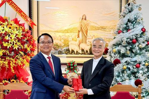 Phó Bí thư Thường trực Tỉnh ủy Lâm Đồng Đặng Hồng Sỹ chúc mừng Giáng sinh Tòa Giám mục Giáo phận Đà Lạt