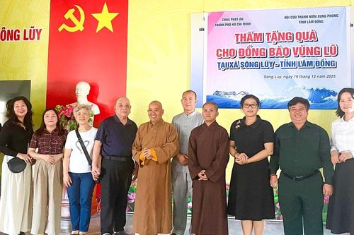 Hội Cựu Thanh niên xung phong Lâm Đồng thăm, tặng quà xã Sông Lũy