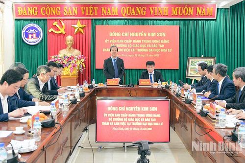 Bộ trưởng Bộ Giáo dục và Đào tạo thăm, làm việc với Trường Đại học Hoa Lư