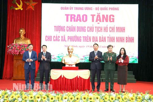 Trao tặng Tượng chân dung Chủ tịch Hồ Chí Minh cho các xã, phường trên địa bàn tỉnh