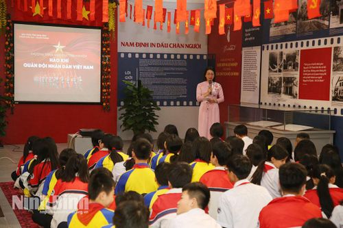 Tổ chức các hoạt động trải nghiệm với chủ đề: Hào khí Quân đội Nhân dân Việt Nam; Ninh Bình-Hành trình về nguồn