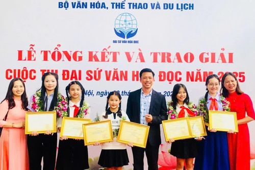 Từ trang sách mở ra...
