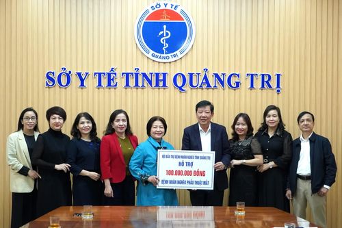 Trao hỗ trợ bệnh nhân nghèo phẫu thuật mắt