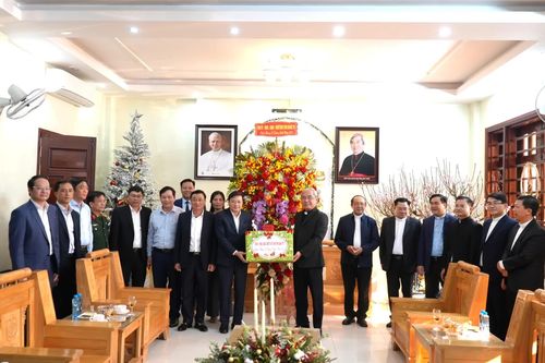 Đồng chí Chủ tịch UBND tỉnh Lê Hồng Vinh thăm, chúc mừng Tòa Giám mục Giáo phận Hà Tĩnh