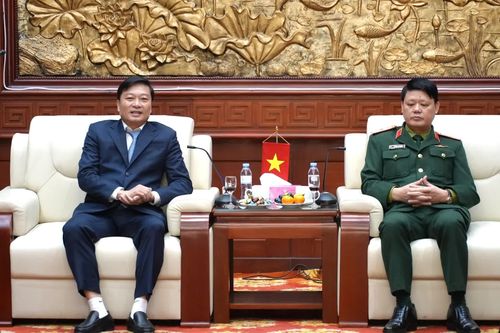 Đồng chí Chủ tịch UBND tỉnh Lê Hồng Vinh thăm, chúc mừng Bộ Tư lệnh Quân khu 4