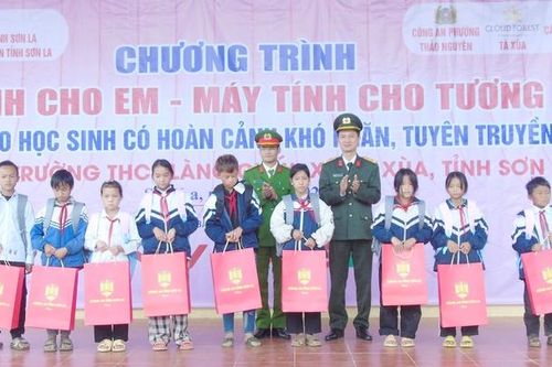 Mang yêu thương đến các điểm trường vùng xa