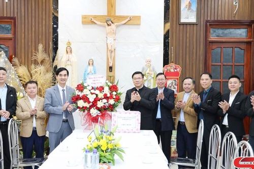 Sở Dân tộc và Tôn giáo thăm và chúc mừng Giáo xứ Sơn La nhân dịp Lễ Giáng sinh