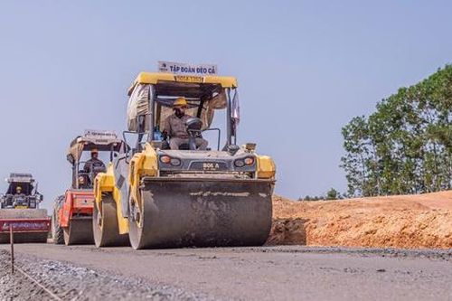 Tặng Huân chương Lao động hạng Ba cho 5 tập thể đóng góp lớn trong phát triển hạ tầng