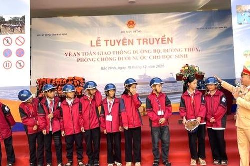 Bộ Xây dựng tổ chức tuyên truyền an toàn giao thông cho học sinh tại Bắc Ninh