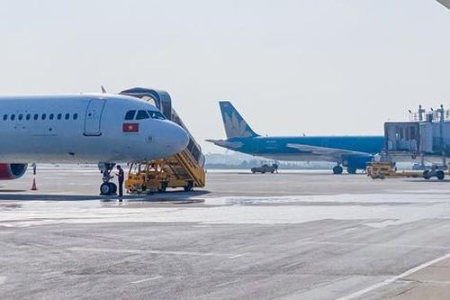 Người dân vui mừng, phấn khởi khi sân bay Vinh khai thác trở lại