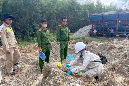 Xử lý nghiêm trạm trộn bê tông đổ hơn 700 tấn chất thải rắn trái quy định