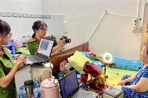 Công an cơ sở ở TP Hồ Chí Minh tận tình cấp căn cước cho gần 1.000 hồ sơ đặc biệt