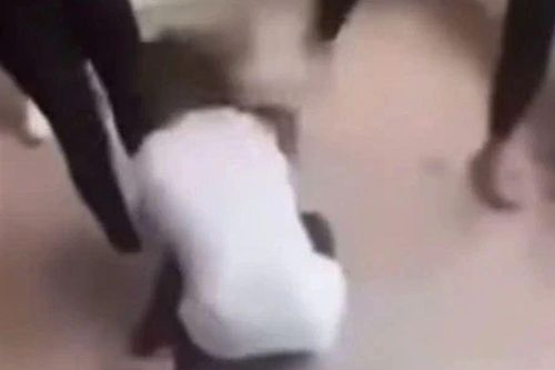 Vụ nữ sinh lớp 8 bị đánh hội đồng trước sự 'cổ vũ' của bạn học: Nhà trường báo cáo gì?