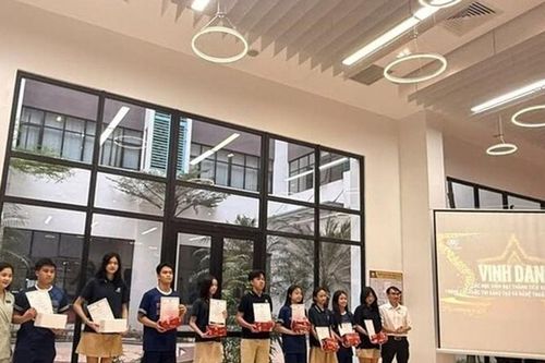Hoa hậu Việt cưới chồng Trung Quốc hạnh phúc khi ái nữ được vinh danh, Tiểu Panda cao 1m75 đứng vượt trội so với các bạn