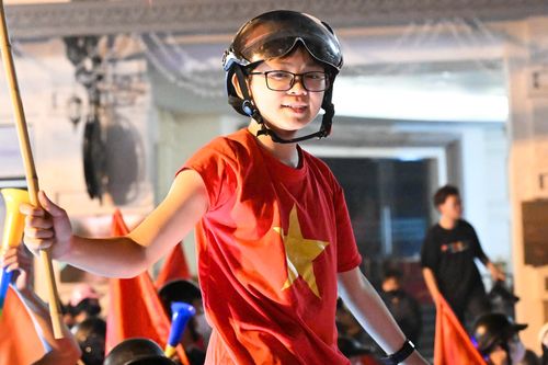 CĐV nhí theo chân bố mẹ xuống phố, chung niềm vui chiến thắng của U22 Việt Nam