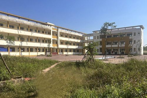 Loay hoay 'giải cứu' hai ngôi trường tiền tỷ bỏ hoang