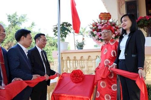 Xã Tam Hưng: Gắn biển công trình Nhà tưởng niệm Bác Hồ