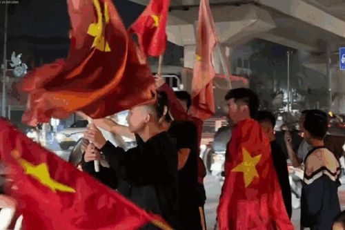 Hà Nội 'đêm không ngủ' sau chiến thắng của đội tuyển U22 Việt Nam tại SEA Games 33