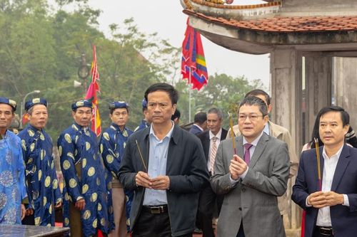 Hai cha con họ Hoàng và câu chuyện về ngôi đền bên dòng Linh Giang