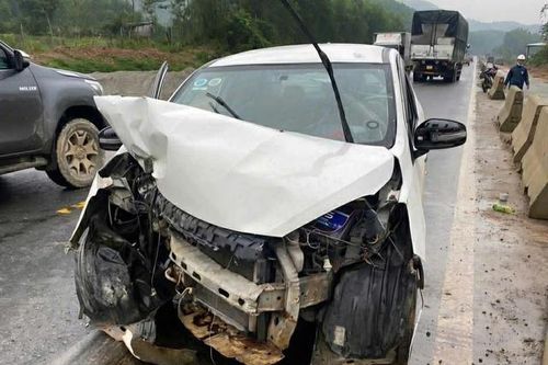 Ô tô chở 4 người gặp tai nạn trên cao tốc La Sơn - Hòa Liên