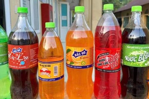 Sản xuất nước giải khát giả bán cho người dân vùng cao
