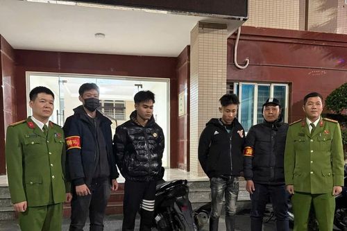 Rủ nhau từ Phú Thọ xuống Hà Nội chơi, hai thanh niên mang kiếm và bình xịt hơi cay để... phòng thân
