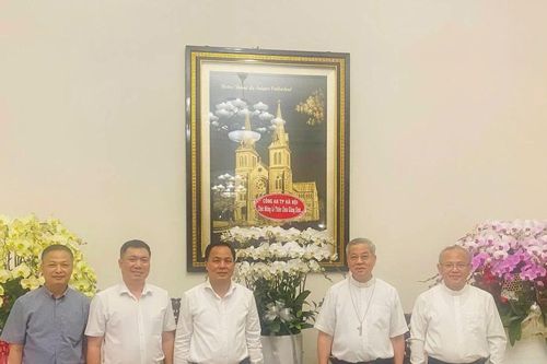 Công an Hà Nội chúc mừng Tòa Tổng Giám mục Tổng giáo phận thành phố Hồ Chí Minh và Tỉnh Dòng Chúa Cứu thế Việt Nam dịp Lễ Giáng sinh 2025