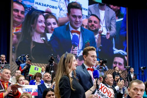 Phóng viên bất ngờ cầu hôn bạn gái giữa cuộc họp báo với ông Putin