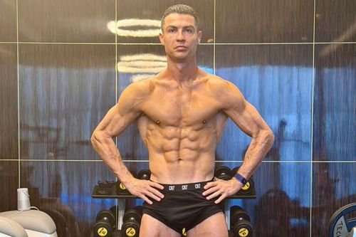 Ronaldo làm gì để có body 'nét như tạc tượng' ở tuổi 40?
