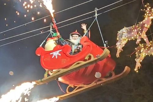 'Võ tướng' Trung Quốc hóa ông già Noel gây cười