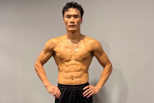 Bùi Tiến Dũng khoe cơ bụng 6 múi, con trai khen bố 'đẹp hơn Ronaldo'