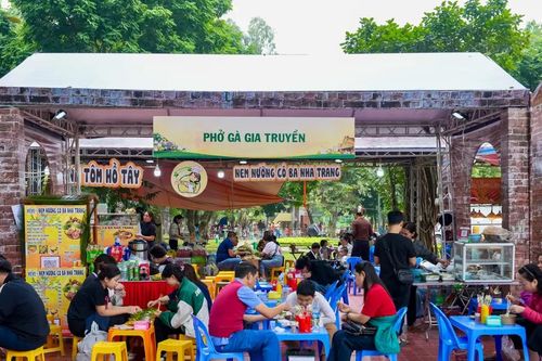 Đông đảo du khách trải nghiệm không gian văn hóa ẩm thực Hà Nội năm 2025