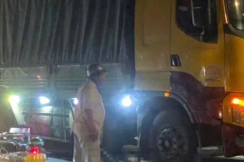 Tai nạn giao thông mới nhất ngày 20/12/2025: xe máy cuốn vào gầm xe tải, 2 thiếu niên tử vong