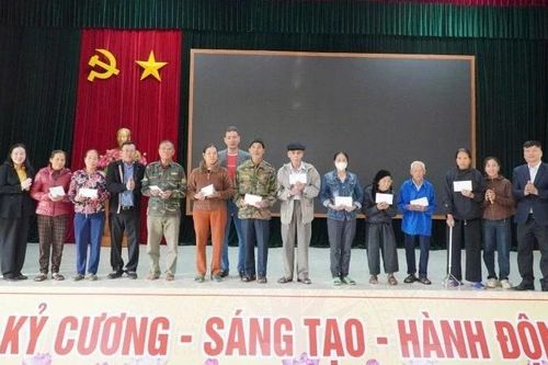 Trao tặng quà cho các hộ nghèo, cận nghèo tại Nghệ An