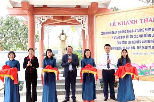 Bộ trưởng Văn hóa, Thể thao và Du lịch Nguyễn Văn Hùng dự khánh thành công trình tháp chuông, nhà bia tưởng niệm liệt sĩ Vĩnh Trung