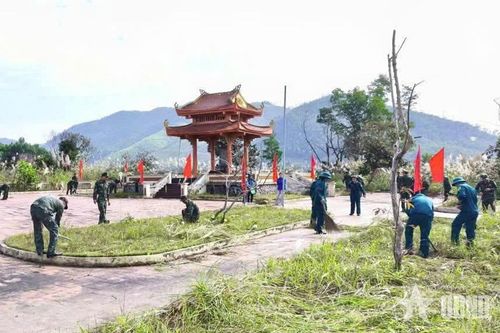 Ban Chỉ huy Phòng thủ khu vực 3- Đặc khu Vân Đồn hành quân dã ngoại làm công tác dân vận