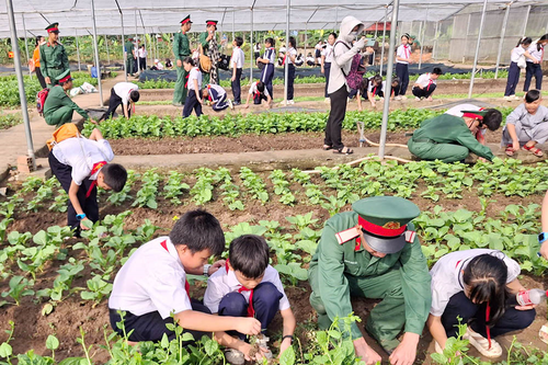 Hơn 400 học sinh trải nghiệm 'Một ngày làm chiến sĩ'