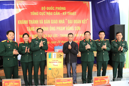 Bàn giao nhà 'Nhà đại đoàn kết' tặng cựu chiến binh Phạm Hồng Sơn