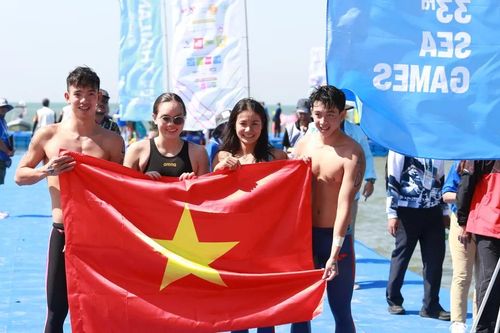 Huy Hoàng cùng đồng đội vô địch tiếp sức bơi mặt nước mở để mang về HCV thứ 87 cho Việt Nam