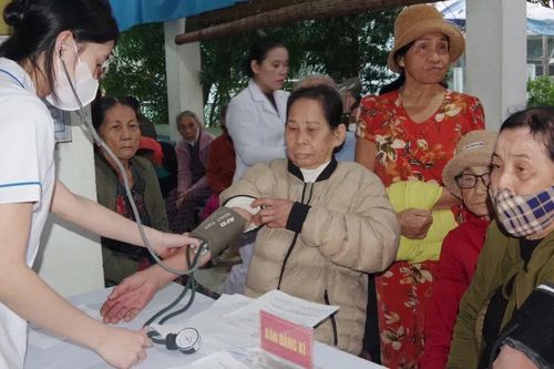 Chữa bệnh miễn phí cho hàng trăm người dân vùng lũ