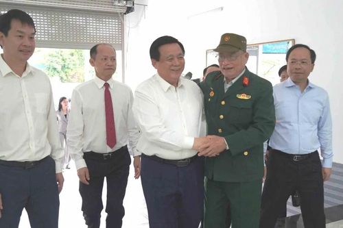 Đồng chí Nguyễn Xuân Thắng thăm hỏi, tặng quà người có công tại Hà Tĩnh