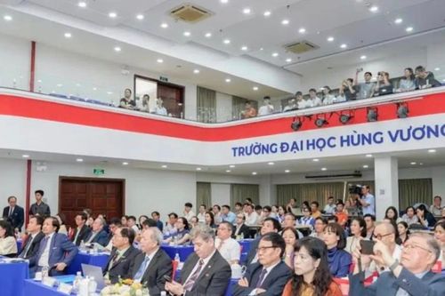 Phát triển con người, giữ gìn bản sắc văn hóa trong kỷ nguyên hội nhập
