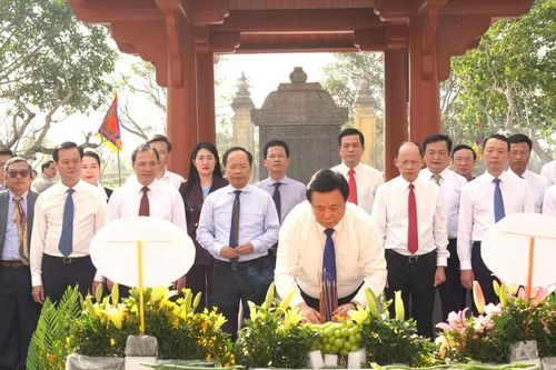 Dâng hương tưởng niệm Đại thi hào Nguyễn Du